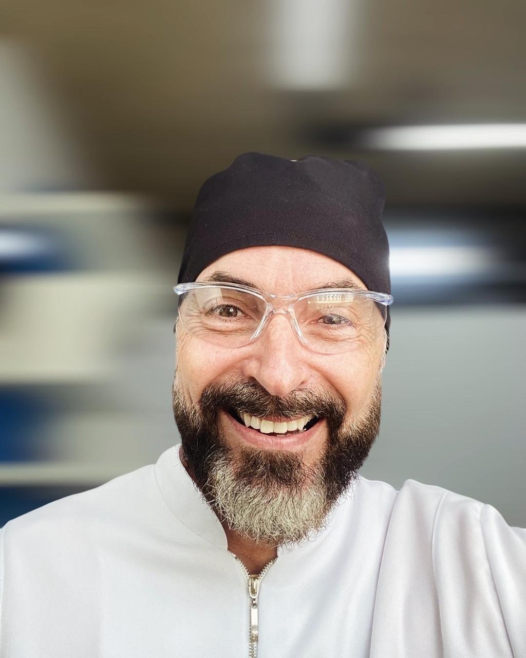 Dr. Helton Tavares, cirurgião-dentista especialista em implantes