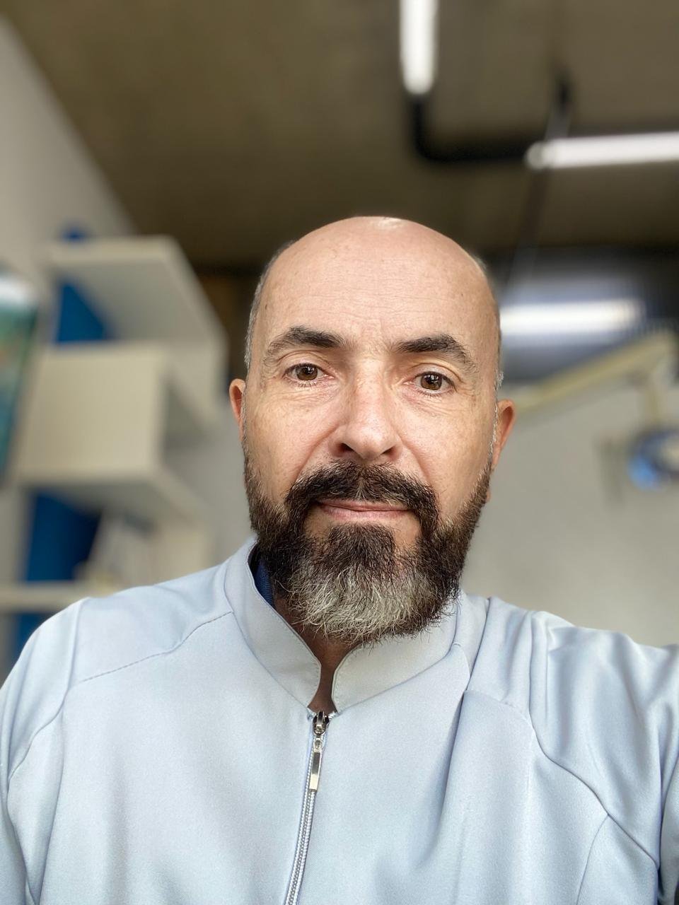 Dr. Helton Tavares no consultório